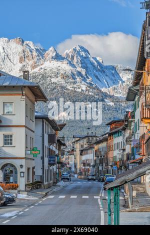 Italia, Veneto, provincia di Belluno, centro di Candide, Comelico superiore, sullo sfondo le Dolomiti Comelico Foto Stock