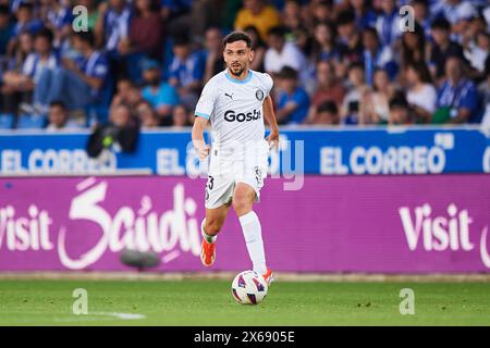 Ivan Martin del Girona FC con il pallone durante il LaLiga EA Sports match tra Deportivo Alaves e Girona FC allo stadio Mendizorrotza il 10 maggio 202 Foto Stock