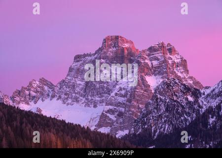 italia, veneto, provincia di belluno, monte pelmo al crepuscolo, val fiorentina, dolomiti Foto Stock