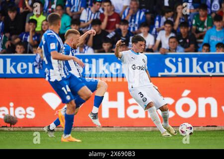 Miguel Gutierrez del Girona FC con il pallone durante la partita LaLiga EA Sports tra il Deportivo Alaves e il Girona FC allo stadio Mendizorrotza il 1° maggio Foto Stock