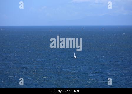 Cielo blu, mare blu e gommone bianco per la navigazione Foto Stock