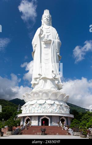 Statua di Lady Buddha alta 67 m. Foto Stock