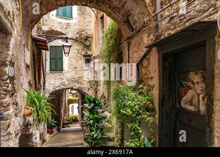 Vicoli stretti nel borgo medievale di Rocchetta Nervina in Val Nervia, Liguria, Italia, Europa Foto Stock