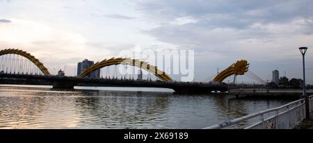 Dragon Bridge - attraversa il fiume Han da Nang Foto Stock