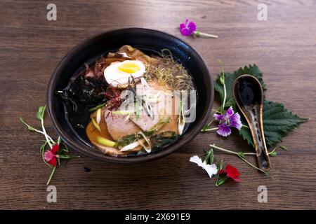 Famosa ciotola di ramen orc preparata per pranzo. Cibo asiatico pronto per essere mangiato Foto Stock