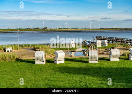 Sedie a sdraio dalla spiaggia di Eiderdeich a Tönning, nel distretto della Frisia settentrionale, Schleswig-Holstein, Germania, Europa Foto Stock