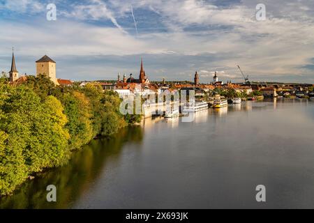Escursioni in barca sulla banchina principale, sul meno e sulla città vecchia di Würzburg, Baviera, Germania Foto Stock