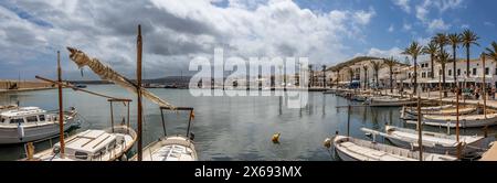 Fotografía panorámica del puerto de Fornells, uno de los pueblos más bonitos y auténticos de la isla de Menorca, España Foto Stock