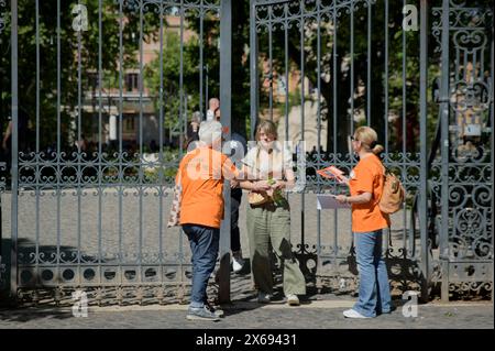 Roma, Italia. 11 maggio 2024. Due attivisti del movimento ambientalista Last Generation stanno distribuendo volantini per sensibilizzare sul progetto di disobbedienza civile a Roma. Gli attivisti del movimento non violento di disobbedienza civile dell'ultima generazione chiedono al governo italiano di istituire un fondo per i danni dei disastri climatici causati dall'inquinamento ambientale. (Credit Image: © Marcello Valeri/ZUMA Press Wire) SOLO PER USO EDITORIALE! Non per USO commerciale! Foto Stock