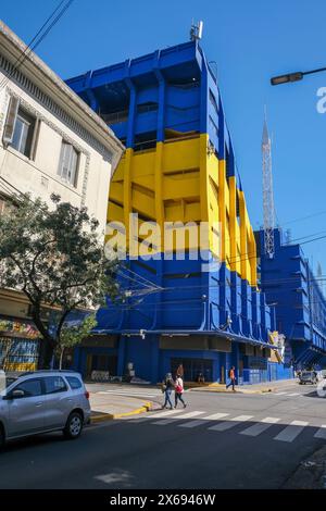 La Boca, Buenos Aires, Argentina, in blu e giallo lo stadio la Bombonera, la Boca si sviluppò alla fine del XIX secolo come quartiere di immigrati italiani, che lavoravano principalmente come lavoratori industriali Foto Stock