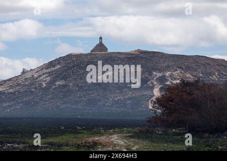 La cappella Saint-Michel in cima al Mont Saint-Michel de Brasparts fumava ancora dopo l'attacco doloso avvenuto 2 settimane prima nei Monts Foto Stock