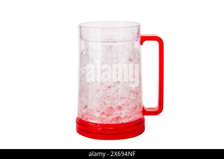 Tazza da birra rossa vuota con impugnatura ergonomica isolata su sfondo bianco con spazio di copia Foto Stock