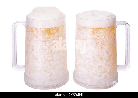 Due tazze da birra complete con birra e schiuma e impugnatura ergonomica isolata su sfondo bianco con spazio di copia Foto Stock