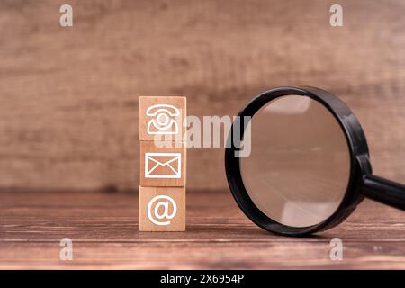 Contattateci Symbol e Magnifying Glass Business Concept Foto Stock