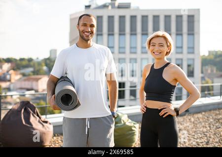 Ritratto di una famiglia felice che fa sport in estate contro il paesaggio urbano. Foto Stock