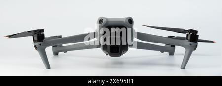 Vista frontale del drone dispiegato isolato su sfondo bianco Foto Stock