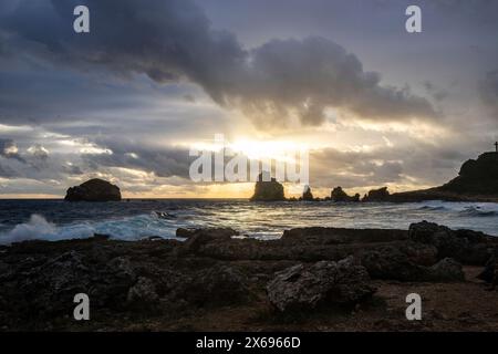 Pointe des Chateaux con vista di Pointes des Colibris, costa frastagliata e baia all'alba spettacolare. Guadalupa, Antille francesi nei Caraibi Foto Stock