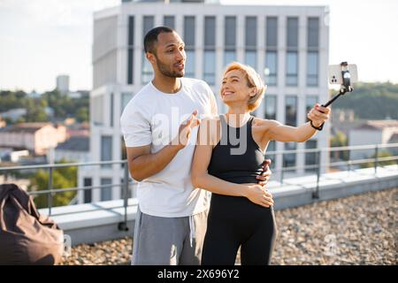 Una coppia sportiva positiva di blogger dice ai loro seguaci. Foto Stock