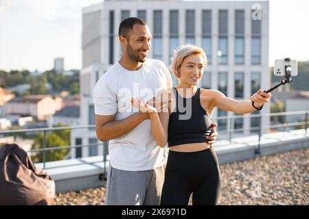 Una coppia sportiva positiva di blogger dice ai loro seguaci. Foto Stock
