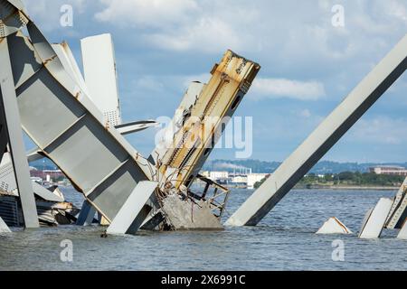 Dundalk, Stati Uniti d'America. 12 maggio 2024. Dundalk, Stati Uniti d'America. 12 maggio 2024. Capriate d'acciaio e detriti dal crollo del Francis Scott Key Bridge che si estendeva dal fiume Patapsco, il 12 maggio 2024, vicino a Dundalk, Maryland. Il ponte è stato colpito dalla nave container MV Dali da 984 piedi il 26 marzo e crollò uccidendo sei lavoratori. Crediti: Christopher Rosario/U. S Army Corps/Alamy Live News Foto Stock