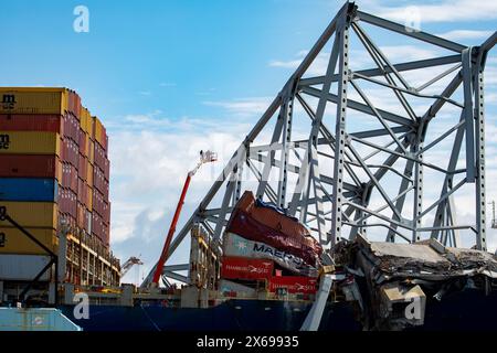 Dundalk, Stati Uniti d'America. 12 maggio 2024. Dundalk, Stati Uniti d'America. 12 maggio 2024. Gli operai collocano cariche esplosive su pezzi delle rimanenti capriate d'acciaio dal crollato Francis Scott Key Bridge per accelerare la rimozione, il 12 maggio 2024, vicino a Dundalk, Maryland. Il ponte è stato colpito dalla nave container MV Dali da 984 piedi il 26 marzo e crollò uccidendo sei lavoratori. Crediti: Christopher Rosario/U. S Army Corps/Alamy Live News Foto Stock