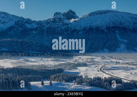 Vista dalle rovine del castello di Eisenberg su Zell alle montagne di Tannheim, Allgäu, Svevia, Baviera, Germania Foto Stock