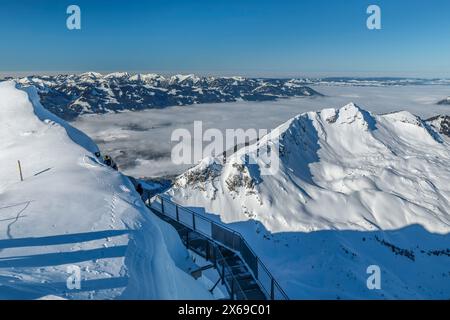 Vista dal Nordwandsteig sulla cima del Nebelhorn (2224 m) fino all'Entschenkopf (2043 m), Oberstdorf, Allgäu, Svevia, Baviera, Germania Foto Stock