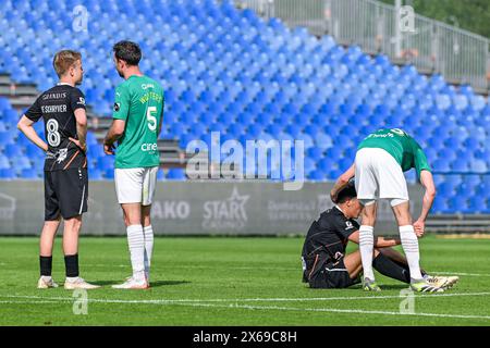 Deinze, Belgio. 12 maggio 2024. I giocatori si consolano a vicenda dopo la partita di calcio tra KMSK Deinze e SK Lommel nelle finali dei play-off per la promozione - seconda tappa nella stagione Challenger Pro League 2023-2024, domenica 12 maggio 2024 a Deinze, Belgio . Crediti: Sportpix/Alamy Live News Foto Stock