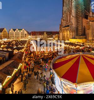 Mercatino di Natale di fronte alla cattedrale di Münsterplatz, Ulma, Baden-Württemberg, alta Svevia, Germania Foto Stock