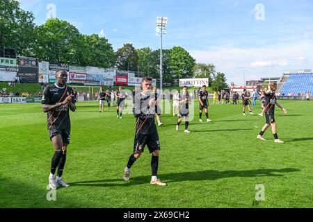 Deinze, Belgio. 12 maggio 2024. Giocatori KMSK Deinze nella foto dopo una partita di calcio tra KMSK Deinze e SK Lommel nella finale dei play-off della promozione - seconda tappa nella stagione Challenger Pro League 2023-2024, domenica 12 maggio 2024 a Deinze, Belgio . Crediti: Sportpix/Alamy Live News Foto Stock