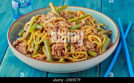 Carne tritata di tacchino e friggere con spaghetti all'uovo. Foto Stock