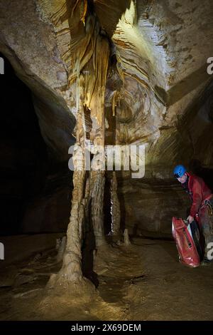 Speleologo esplora la metropolitana nelle Grotte de la Malatiere Foto Stock