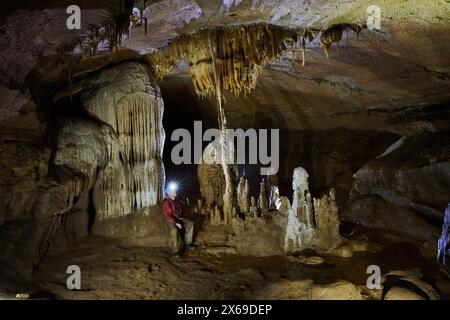 Lo speleologo esplora il gruppo dei peccatori della metropolitana nelle Grotte de la Malatiere Foto Stock