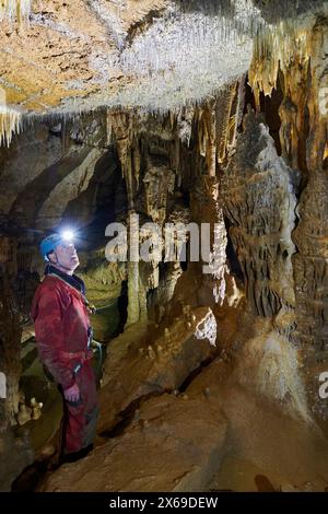 Lo speleologo esplora il gruppo dei peccatori della metropolitana nelle Grotte de la Malatiere Foto Stock