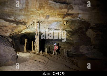 Lo speleologo esplora il gruppo dei peccatori della metropolitana nelle Grotte de la Malatiere Foto Stock