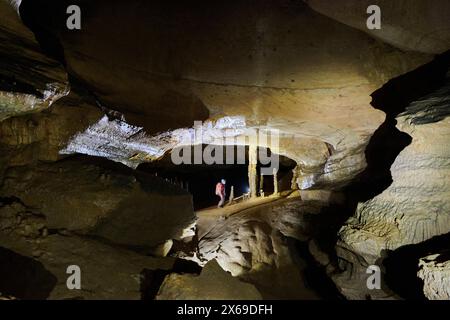 Lo speleologo esplora il gruppo dei peccatori della metropolitana nelle Grotte de la Malatiere Foto Stock