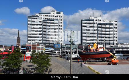 Europa, Germania, Brema, Bremerhaven, Columbus Shopping Center, area all'aperto in primo piano, Museo marittimo Foto Stock