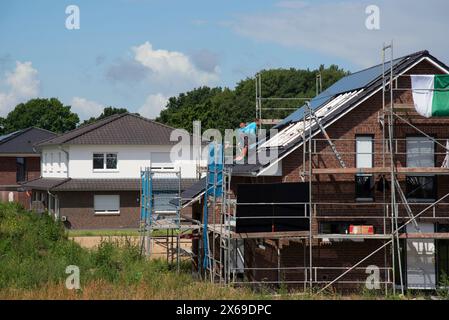 Europa, Germania, bassa Sassonia, nuova casa unifamiliare, costruzione di conchiglie, mansarda, capriata, materiale da costruzione, finanziamento delle costruzioni, risparmio energetico, installazione di impianti fotovoltaici, Foto Stock