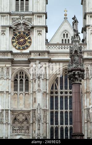 Londra, Inghilterra, Regno Unito; Abbazia di Westminster; Westminster Scholars War Memorial sullo sfondo della facciata Foto Stock