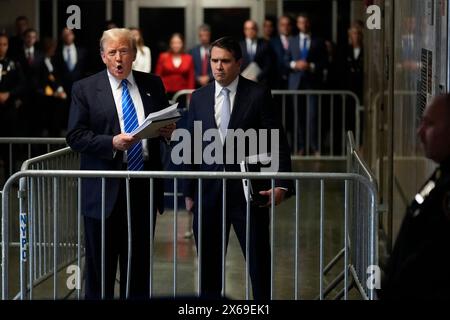 New York, Stati Uniti. 13 maggio 2024. L'ex presidente Donald Trump parla ai giornalisti mentre lascia il processo alla Manhattan Criminal Court di New York lunedì 13 maggio 2024. Michael Cohen, un ex fissatore e avvocato personale di Trump, ha iniziato a testimoniare nel processo penale contro l'ex presidente. Foto della piscina di Seth Wenig/UPI credito: UPI/Alamy Live News Foto Stock