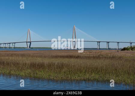 Arthur Ravenel Bridge, noto anche come Cooper Bridge, sul porto di Charleston, South Carolina. Foto Stock