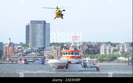 Der Rettungshubschrauber Christoph der ADAC-Luftrettung kreist während des 835. Hamburger Hafengeburtstages zu Zwecken einer Vorführung über der Elbe im Hamburger Hafen. Altstadt Hamburg *** l'elicottero di salvataggio ADAC Luftrettung Christoph gira attorno all'Elba nel porto di Amburgo durante il 835° compleanno del porto di Amburgo ai fini di una dimostrazione Foto Stock