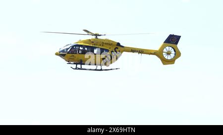 Der Rettungshubschrauber Christoph der ADAC-Luftrettung kreist während des 835. Hamburger Hafengeburtstages zu Zwecken einer Vorführung über der Elbe im Hamburger Hafen. Altstadt Hamburg *** l'elicottero di salvataggio ADAC Luftrettung Christoph gira attorno all'Elba nel porto di Amburgo durante il 835° compleanno del porto di Amburgo ai fini di una dimostrazione Foto Stock