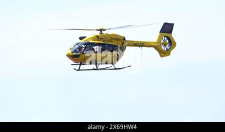 Der Rettungshubschrauber Christoph der ADAC-Luftrettung kreist während des 835. Hamburger Hafengeburtstages zu Zwecken einer Vorführung über der Elbe im Hamburger Hafen. Altstadt Hamburg *** l'elicottero di salvataggio ADAC Luftrettung Christoph gira attorno all'Elba nel porto di Amburgo durante il 835° compleanno del porto di Amburgo ai fini di una dimostrazione Foto Stock