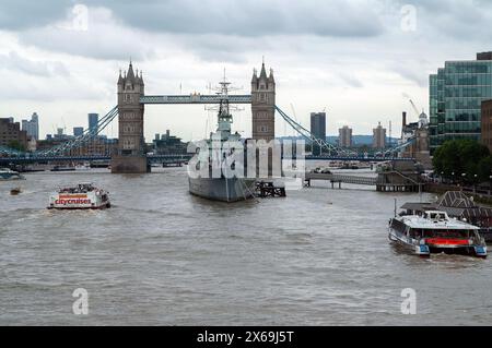 Inghilterra Regno Unito; fiume Tamigi; London Bridge City Pier; HMS Belfast; Tower Bridge; storico incrociatore della Royal Navy classe Town; historischer Kreuzer Foto Stock
