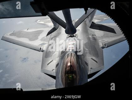 Savannah, Stati Uniti. 9 maggio 2024. Un caccia F-22 Raptor della U.S. Air Force assegnato al 1st Fighter Wing, si rifornisce da un aereo KC-135 Stratotanker durante l'esercitazione Sentry Savannah, 9 maggio 2024, sopra Savannah, Georgia. Credito: MSgt. Morgan Whitehouse/U. S Air Force/Alamy Live News Foto Stock