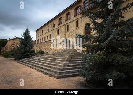 Monastero di San Francisco nel villaggio medievale di Molina de Aragón in un giorno nuvoloso, Guadalajara, Spagna Foto Stock