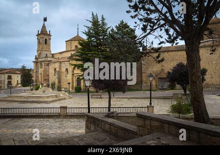 Monastero di San Francisco nel villaggio medievale di Molina de Aragón in un giorno nuvoloso, Guadalajara, Spagna Foto Stock