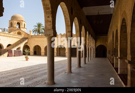 Grande moschea nella medina medievale di Sousse, Tunisia, Africa. Cortile pittoresco e scale. Vecchie mura e archi Foto Stock