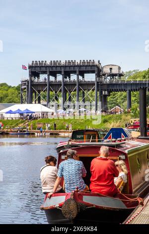 Le famiglie si divertono con il loro motoscafo all'Anderton Boat Lift River e al festival del vapore all'incrocio tra il fiume Mersey e il Trent and Mersey Foto Stock